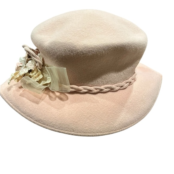Vintage baby pink wool felt hat with floral embellishments - Picture 3 of 10